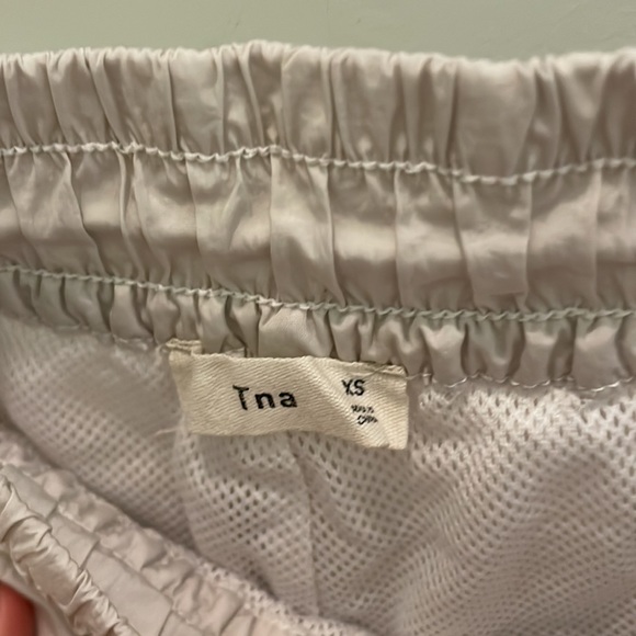 Aritzia - TNA White Exercise Shorts with drawstring and mesh lining - Picture 2 of 3